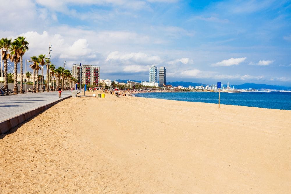 Top 10 melhores praias de Barcelona para aproveitar o verão espanhol